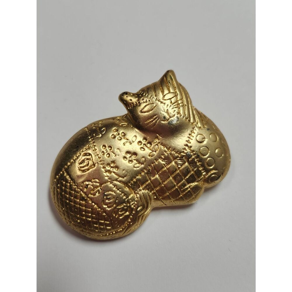 Vintage AJC Signed Gold Tone Fat Kitty Cat Floral Etched Pet Animal Brooch Pin